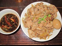 「肉盛りつけ麺並780円＋無料肉増し＋無料味玉」@魁 肉盛りつけ麺 六代目けいすけの写真