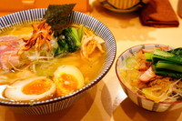 「特製塩そば（平打ち麵）＋肉めし」@饗 くろ㐂の写真