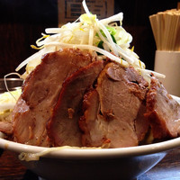 「ガッツリラーメン中盛+チャーシュー+野菜増し」@伝家 志木店の写真