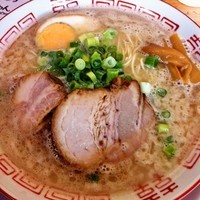 「豚骨らーめん+替玉」@中華そば専門 めんやいただきの写真