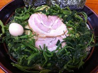 「豚骨醤油ラーメン（中）＋ほうれん草＋半ライス」@横浜ラーメン 湘家 前橋店の写真