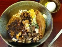 「黒カレーまぜそば（焼チャーシュー）」@食処 渓の写真