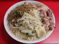 「小ラーメン（700円）＋ふりふりカレー　麺硬めヤサイニンニク」@ラーメン二郎 上野毛店の写真