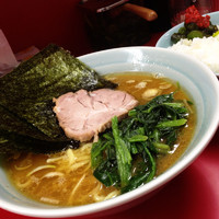 「らーめん並＋サービスライス」@横浜家系ラーメン 武蔵家 千歳烏山店の写真