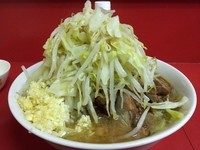 「小ラーメン豚入り ￥750 ￥50生玉子 ヤサイ ニンニク」@ラーメン二郎 茨城守谷店の写真