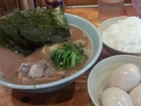 「朝ラー（麺かため）＋味玉VVV」@横浜ラーメン 武蔵家 大井町店の写真