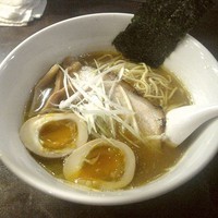 「宮井中華そば(昼夜限定)＋香り味玉」@麺者 服部の写真