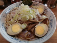「ラーメン中（650円）＋煮玉子（80円）＋ネギ多め（50円）」@麺屋ごとうの写真