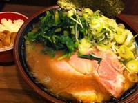 「ラーメン（大）＋ほうれん草＋丸ねぎ＋小ライス」@神田ラーメン わいず 神田本店の写真