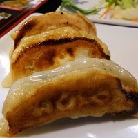 「餃子3個（ランチタイム）100円」@日本橋焼餃子 新小岩店の写真