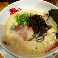 「とんこつラーメン(普通)＋替玉(かた)」@とんこつラーメン 博多風龍 新橋店の写真