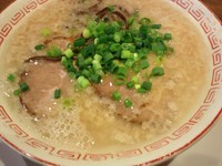 「博多らーめん（ハリガネ）＋替え玉（超カタ＆粉おとし）」@博多屋台の写真