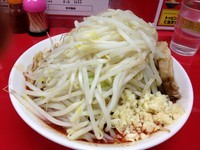 「ラーメン中（７００円）辛味（１００円）中辛ヤサイ・ニンニクW」@ドン-キタモトの写真