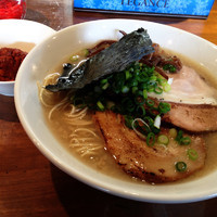 「豚骨 赤 750円 ＋肉増し1枚100円＋替玉100円」@喜元門 本店の写真