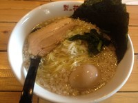 「背脂、魚介の塩ラーメン、味玉入り（800円）」@梨の花の写真