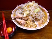 「小ラーメン650円カラメ野菜　生卵50円」@ザ・ラーメンスモールアックスの写真