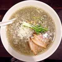 「目黒ブラック煮干しそば（並）＋玉ねぎ増し」@麺屋 航の写真