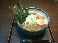 「コク醤油味玉らーめん+麦酒」@麺楽屋の写真