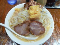 「みちるめん（ｻｰﾋﾞｽ崩し豚＋ニンニクダブル）　６８０円」@ガツ盛リラーメン みちる屋 松戸店の写真