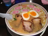 「べこの乳味噌中華そば＋大盛＋なると、800＋100＋100円」@元祖會津中華そば べこ めでたいや 東京分店の写真