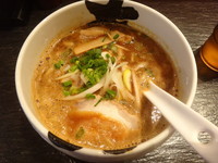 「醤油らーめん(800円)」@あら焚き豚骨 あらとん 新宿御苑店の写真