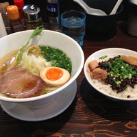 「塩軍鶏ラーメン700円、ミニラー油丼200円」@麺や 蒼 AOIの写真