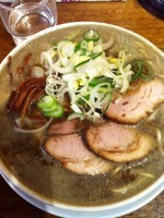 「バリ煮干しそば７５０円（限定３０食）＋ランチサービスごはん」@中華そば つし馬の写真