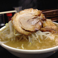 「ラーメン＋ちょっと豚まし＋煮卵【860円】」@ラーメン浜田家の写真