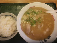 「ラーメン並＋白ごはん中＋辛し餃子（６３０＋６０＋１５０）」@ラーメン 横綱 安城店の写真