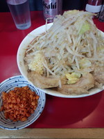 「豚ラーメン、ニンニク、アブラ、辛揚げ別皿」@千里眼の写真