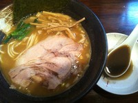 「らーめん＋黒濃煮干脂」@麺座 かたぶつの写真