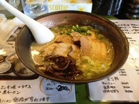 「チャーシュー豚骨極細バリ+替え玉（極細ハリガネ）」@麺屋 伸 本庄店の写真