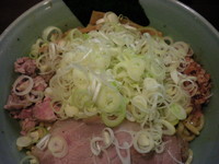 「油そば（大）【８５０円】・ネギ多め」@兎に角 松戸店の写真