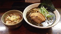 「黒豚セット(黒醤油豚骨＋肉めし)850円」@らーめん なぶら 左入店の写真