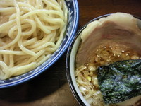 「つけ麺（大）【８５０円】・燻玉【１００円】」@兎に角 松戸店の写真