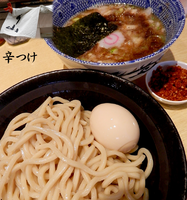 「辛つけ麺（麺少なめ＝味玉ｻｰﾋﾞｽ。900円）」@くり山の写真