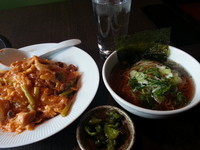 「日替わりランチセット（鶏チリ丼とミニ醤油ラーメン）」@創作中華 Dining 健力の写真