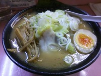 「醤油とんこつ650円（大盛ランチサービス）」@ラーメン そうすけの写真