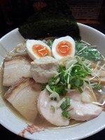 「特製丸鶏旨味そば、中盛り」@麺屋33の写真