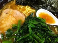 「ラーメン（大）＋ほうれん草＋小ライス」@横浜らーめん 笑の家の写真