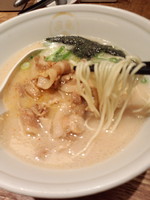 「博多肉ラーメン800円」@TOKYO 豚骨 BASE MADE by 博多一風堂 ecute品川サウス店の写真