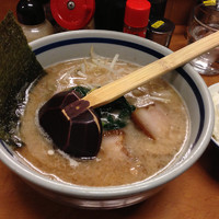 「皮付きらーめん　背脂入り　＋ごはん（無料）」@麺友 一誠の写真