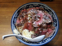 「【日・祝日夜１０食限定】ビフテキラーメン（肉まし）」@ラーメンアキラの写真