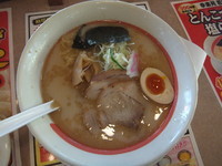 「限定とんこつ塩らーめん５１４円＆餃子(クーポンで無料)」@幸楽苑 若柴店の写真