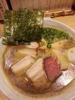 「煮干醤油ＳＯＢＡ（大盛）880円＋豚チャーシュー200円」@銀座 篝の写真