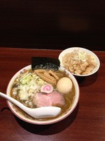 「煮干そば+煮玉子+茶めし」@煮干中華そば 鈴蘭 新宿店の写真