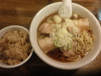 「丸桃らーめん＋炊き込みご飯セット（８００円）」@まるもも食堂の写真