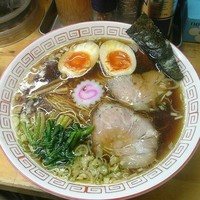 「王道の醤油ラーメン(半熟味付玉子入り)」@昭和歌謡ショーの写真