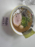 「味玉ラーメン（替え玉券使用）餃子」@博多長浜らーめん 道の写真