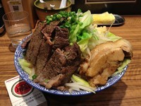 「らーめん + 牛ステーキ」@ラーメン燈郎の写真